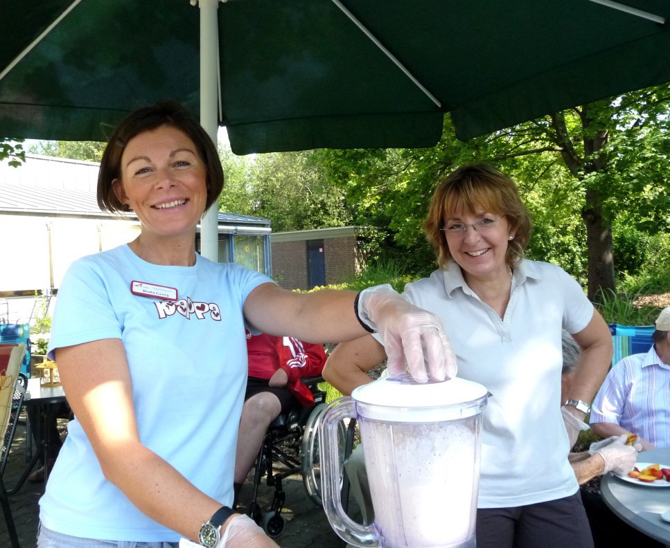 Beata Georg und Doris Sohns mixen Milchshakes