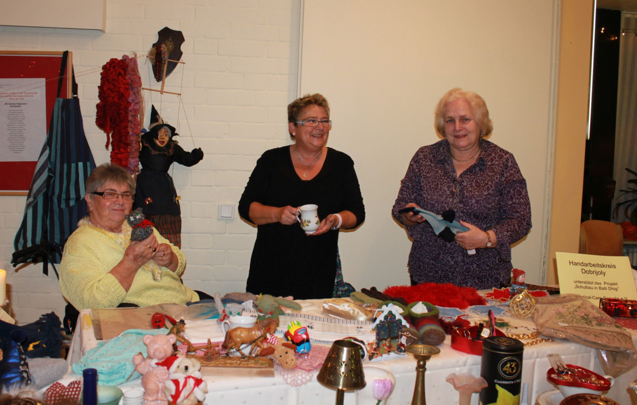Handarbeitsstand und Flohmarkt